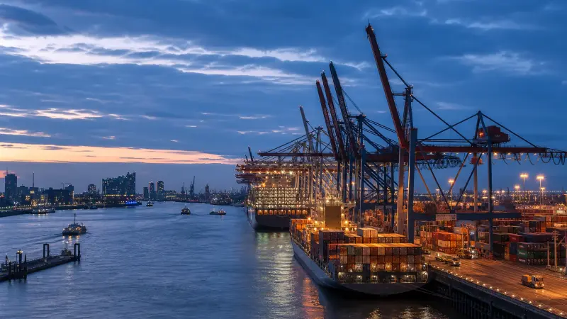 Hamburger Hafen und Elbphilharmonie in der blauen Stunde