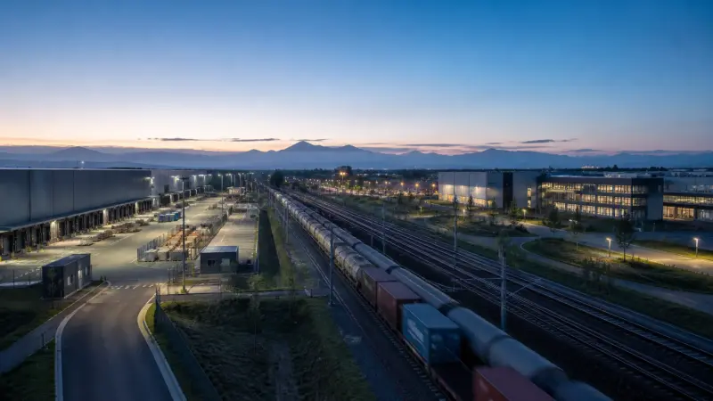 Modernes Logistikzentrum bei München mit Alpenpanorama