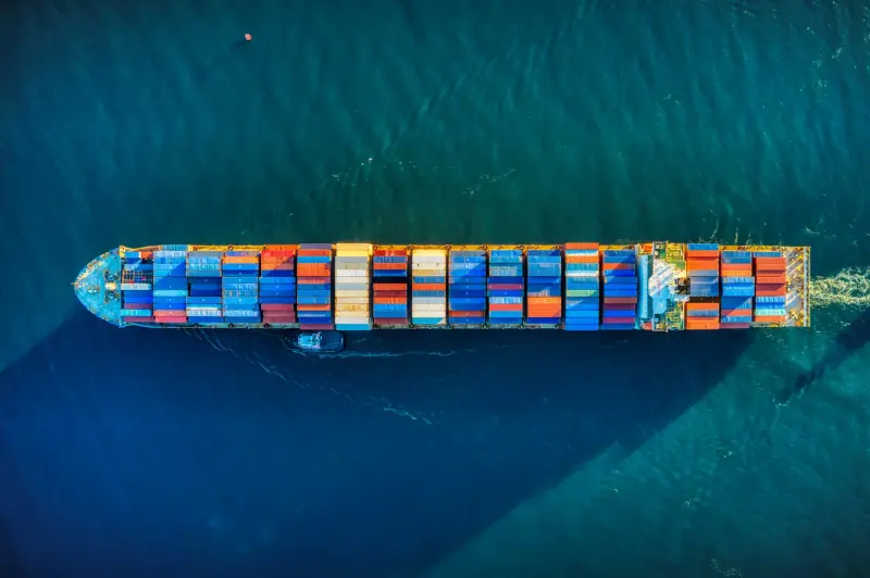 Containerschiff auf See als Motiv für maritime Personalberatung