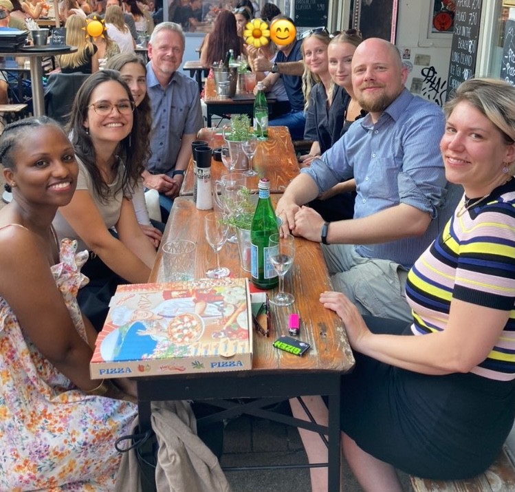 Transport Talent Team beim Pizzaessen